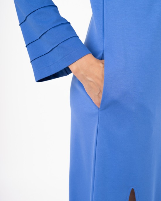 Prigludusi trikotažinė suknelė dekoruotomis rankovėmis ir skeltuku (M)